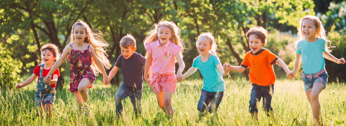 Активно дете, издръжливи дрехи: какво да търсим за игра и спорт | VIRAKIDS
